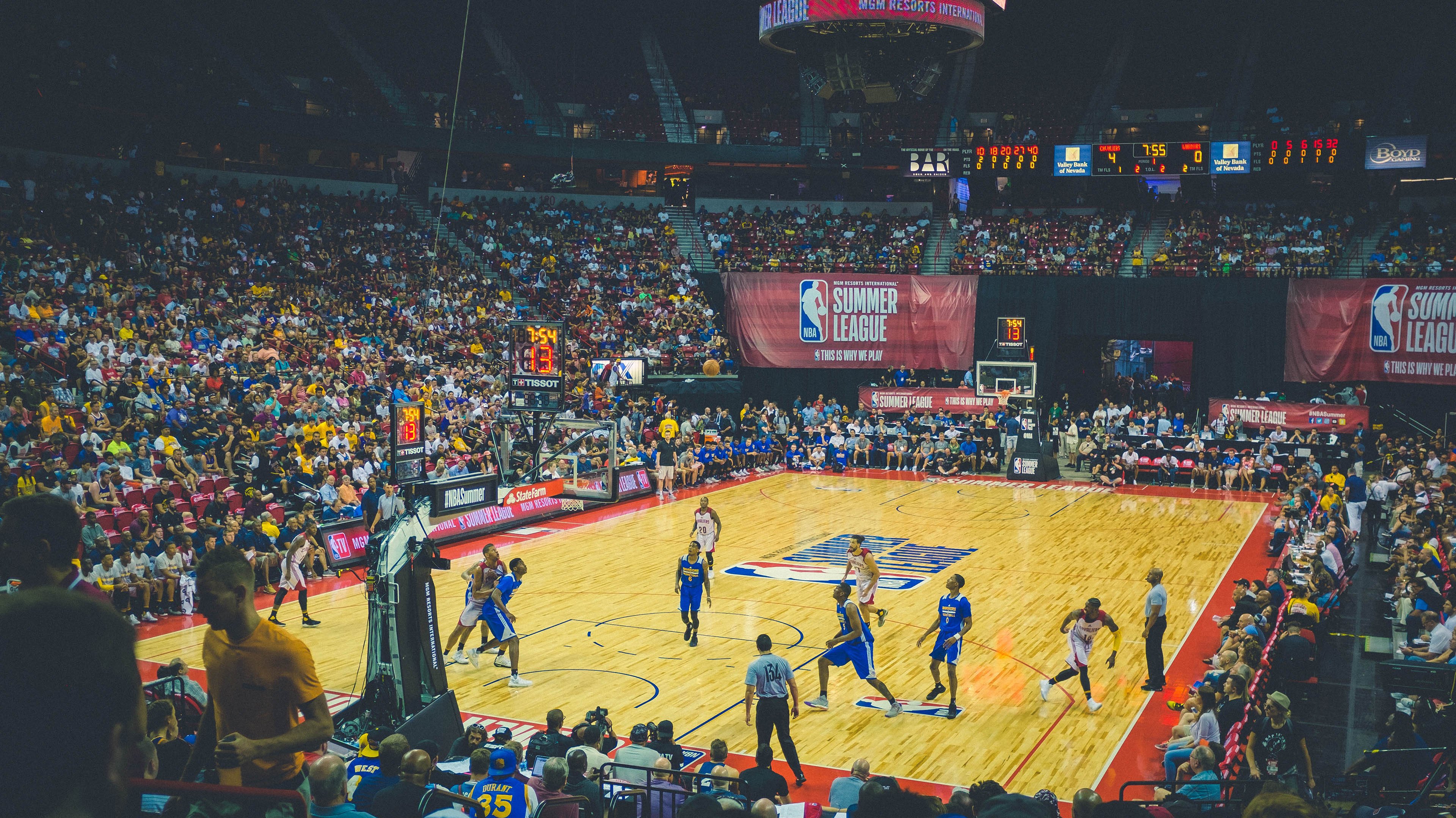 库里统治全场，北京队完胜独行侠，一场跨越时空的篮球盛宴